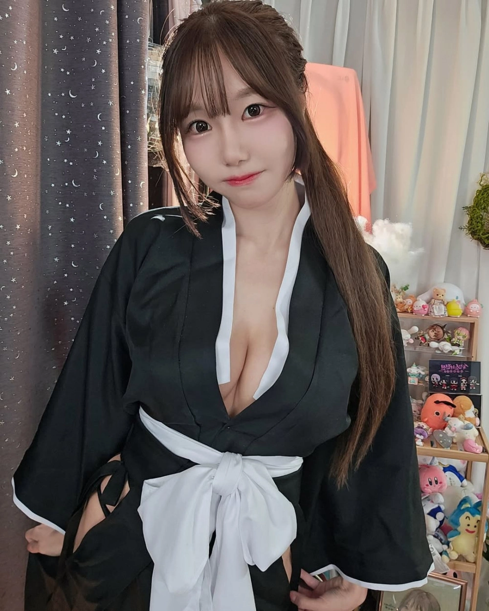 시원하게 단추 풀고 슴골 보여주는 수련수련