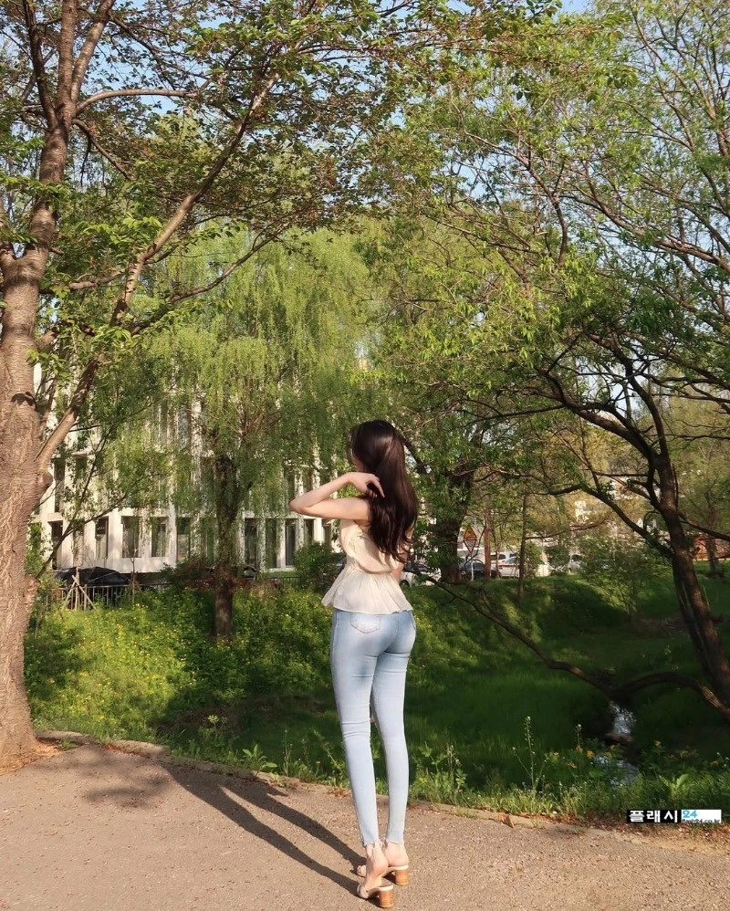 모델 유하 여친룩의 정석 청바지 엉태 + 기립근
