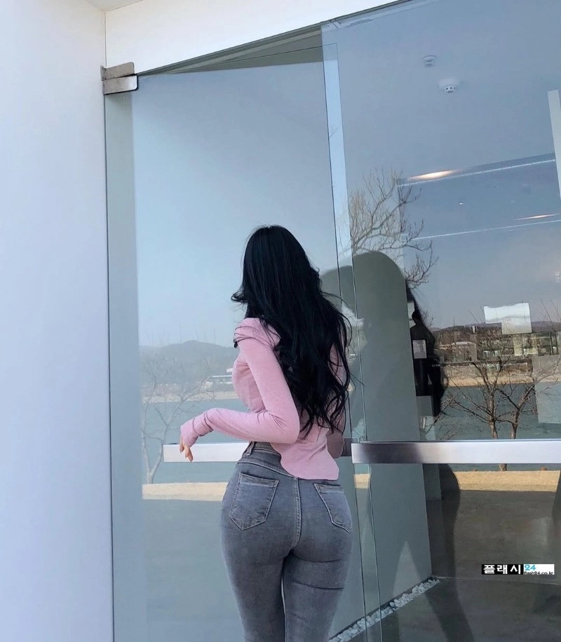 모델 유하 여친룩의 정석 청바지 엉태 + 기립근