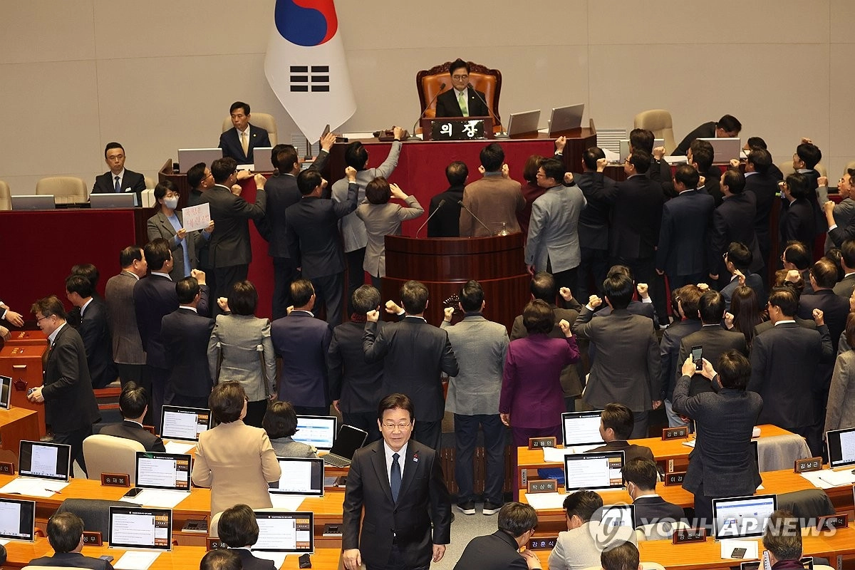 한덕수 대행 직무정지 헌정사 첫 권한대행 탄핵안 가결