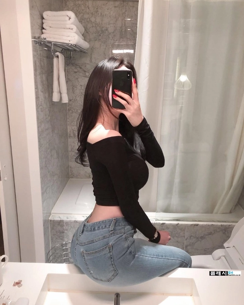 모델 유하 여친룩의 정석 청바지 엉태 + 기립근