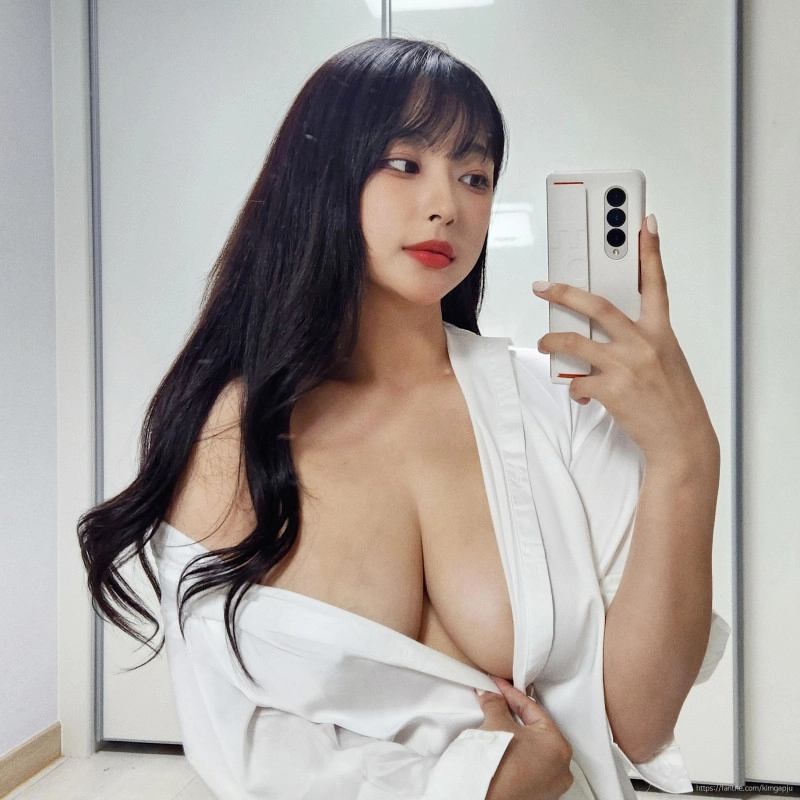 김갑주 노브라 인증 흰 셔츠 셀카