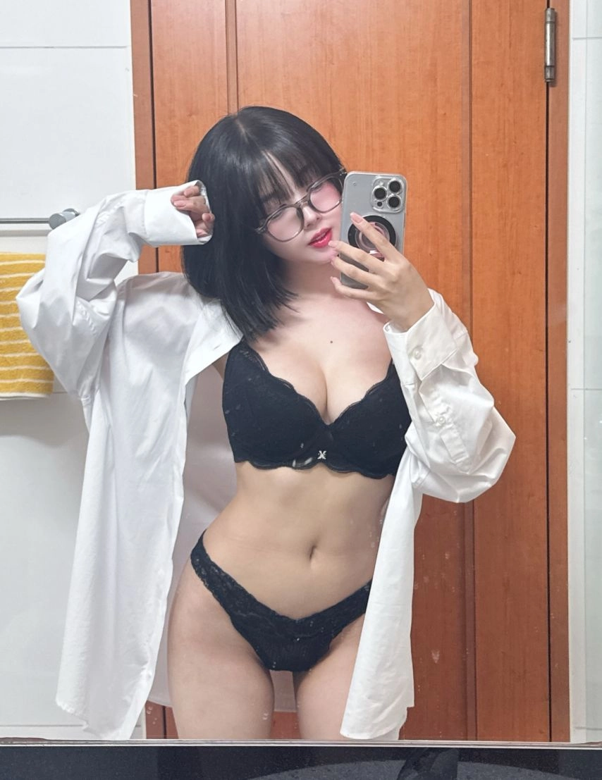 정다별이 가슴골 남친 셔츠 걸치고 브라 팬티 그대로 드러난 셀카