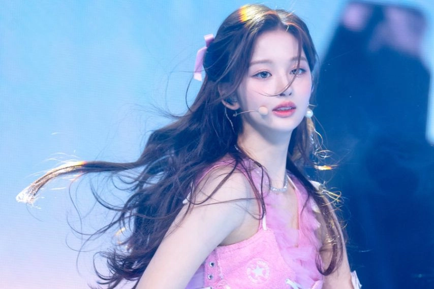 설윤 팬티노출 리허설 의상 마이크 때문에 내려가는 츄리닝