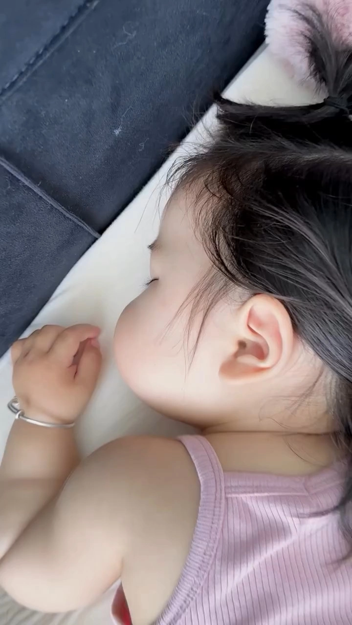 장난치고 싶은 볼살