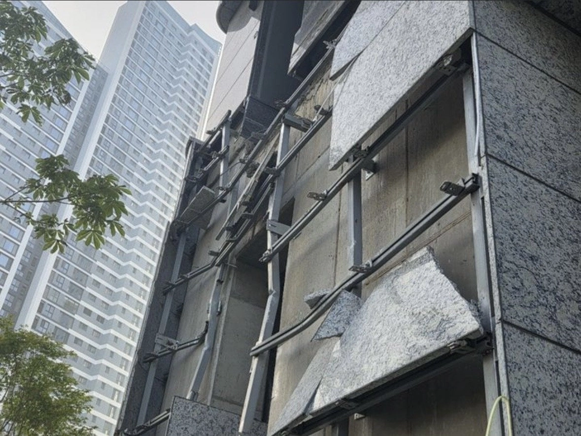 송도 신축 아파트 준공 1년반만에 테라스 떨어져