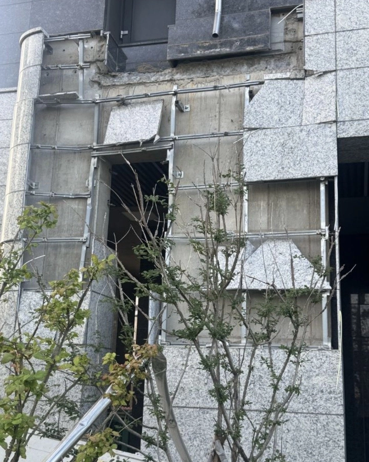 송도 신축 아파트 준공 1년반만에 테라스 떨어져