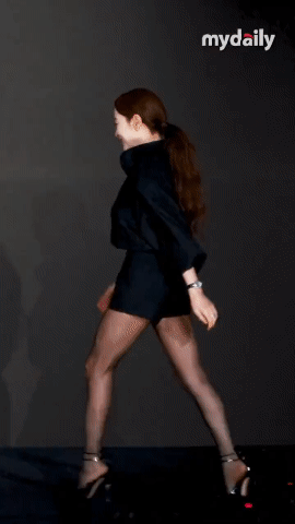 57세 여자 연예인 검스 각선미