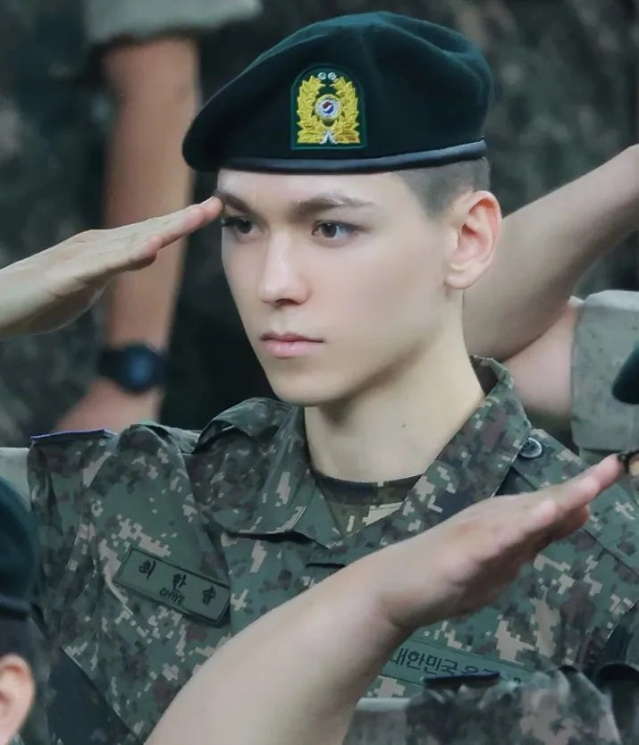 아이돌 중 복수국적자로서 최초의 군복무