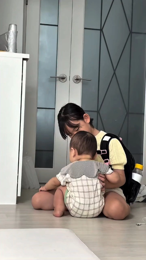누나랑 헤어지기 싫은 아기