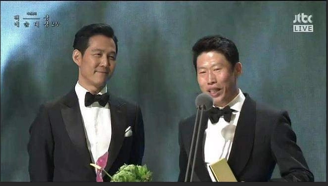 유해진을 바라보는 이정재의 눈빛