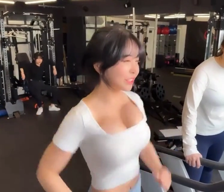헬스장 런닝녀