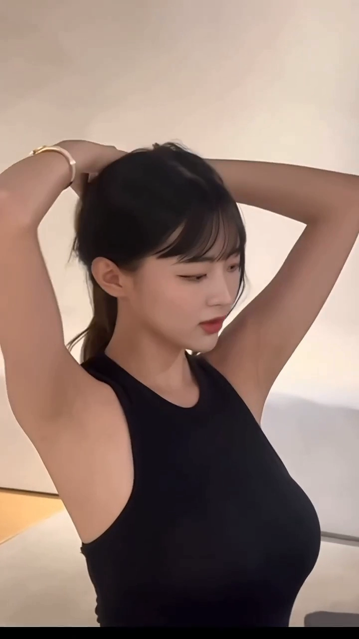 머리묶고 머리풀고 만지는 미녀