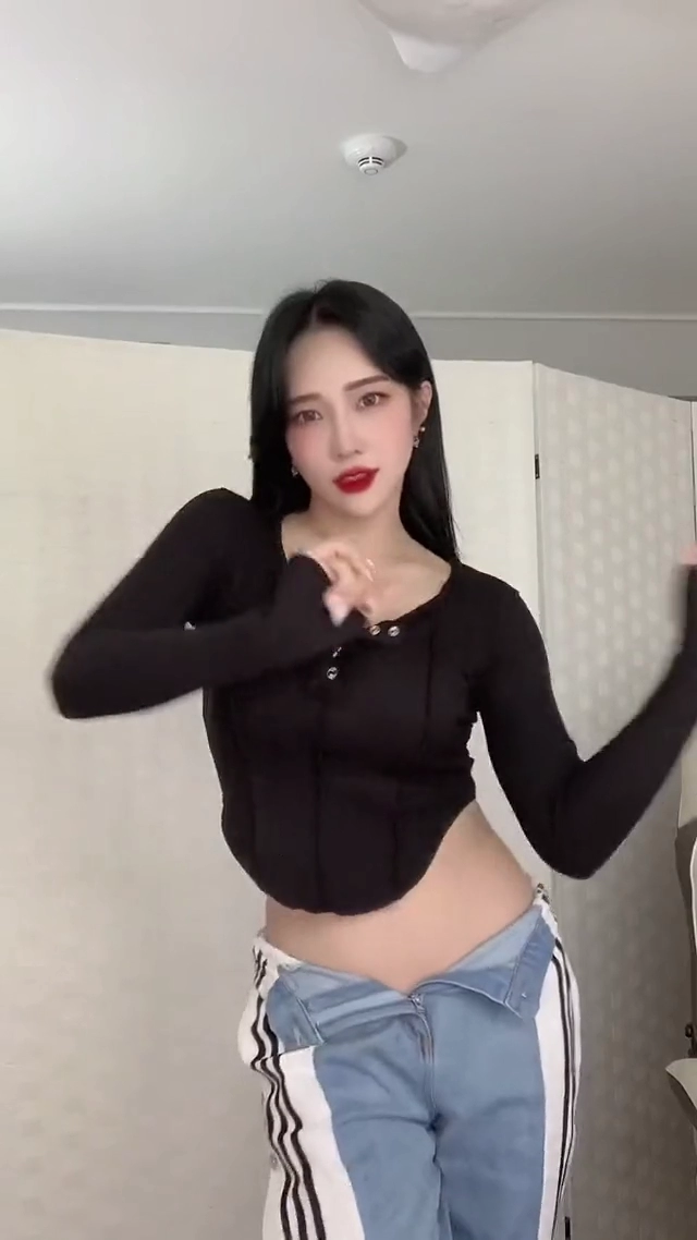 잘 돌리는 긴생머리녀