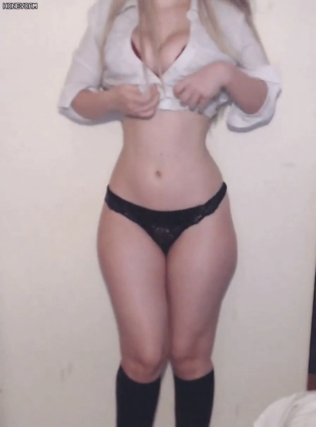 셔츠 올려 묶는 금발