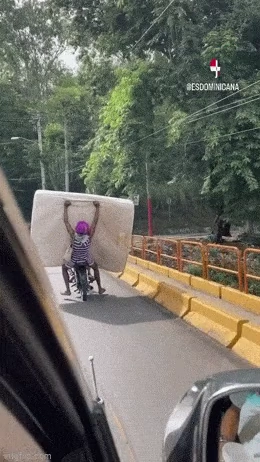 오토바이로 매트리스 옮기는법