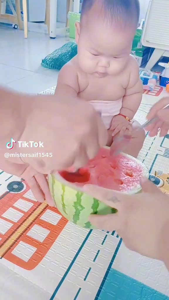 애기 표정 넘 웃겨