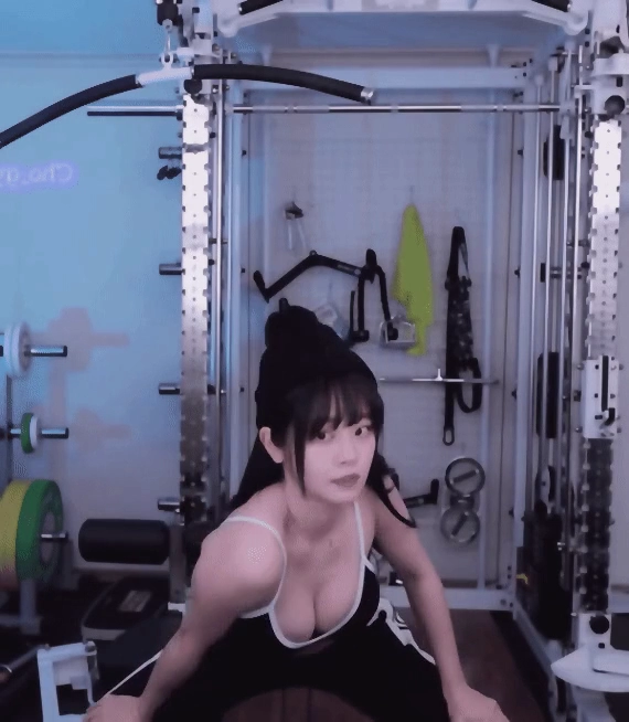 검은 끈브라탑 입고 무게치는 쵸단