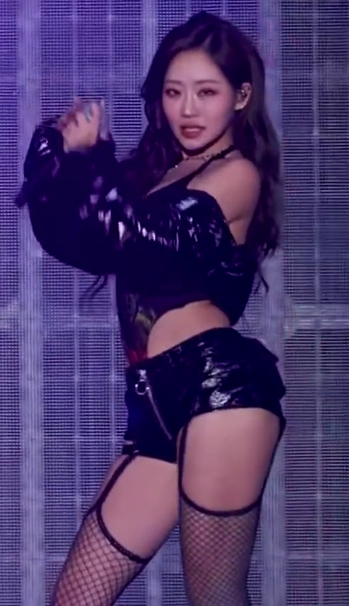 키스오브라이프 쥴리 망사 벅지