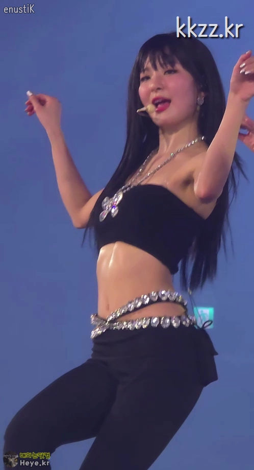 레드벨벳 슬기 운동으로 다져진 매끈한 복근