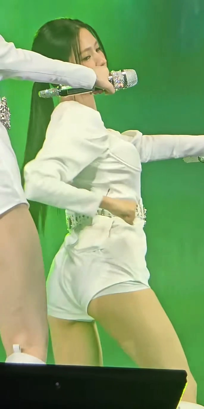 아이들 미연 점프슈트 속바지 사이로 보이 아찔한 엉밑살 야벅지