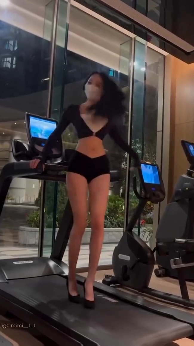 런닝머신 위에서 하이힐신고 춤추는 슬랜더 몸매 마스크녀