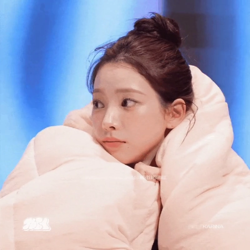 카메라보고 상큼한 윙크 날려주는 카리나
