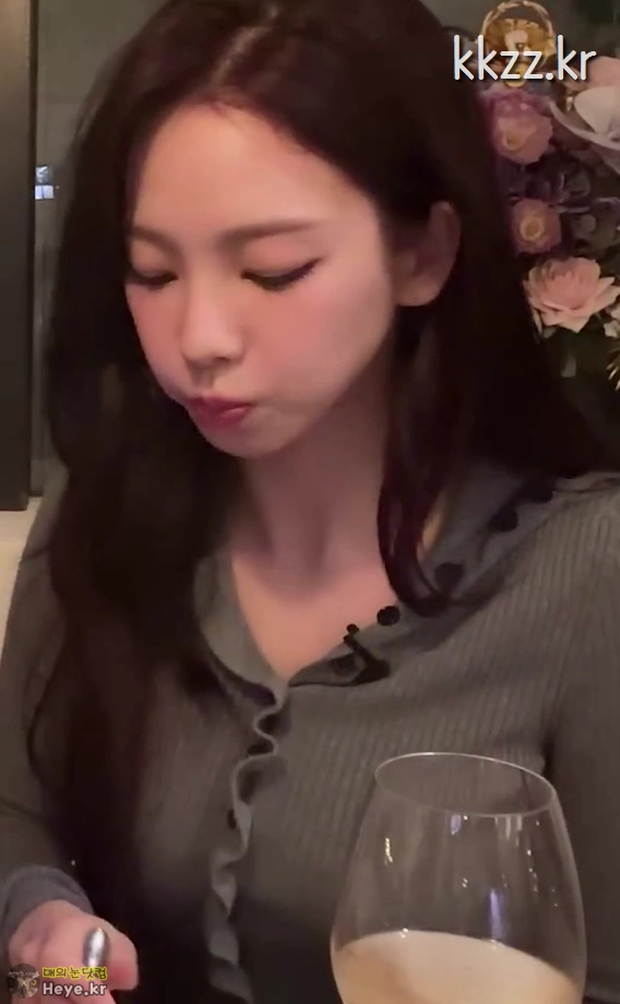 맛있는거 먹으면 째려본다는 묵직 미드 카리나