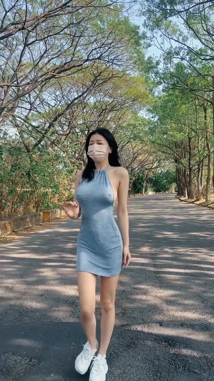 젖탱이 쏟아져 나올거 같은 홀터넥 원피스녀