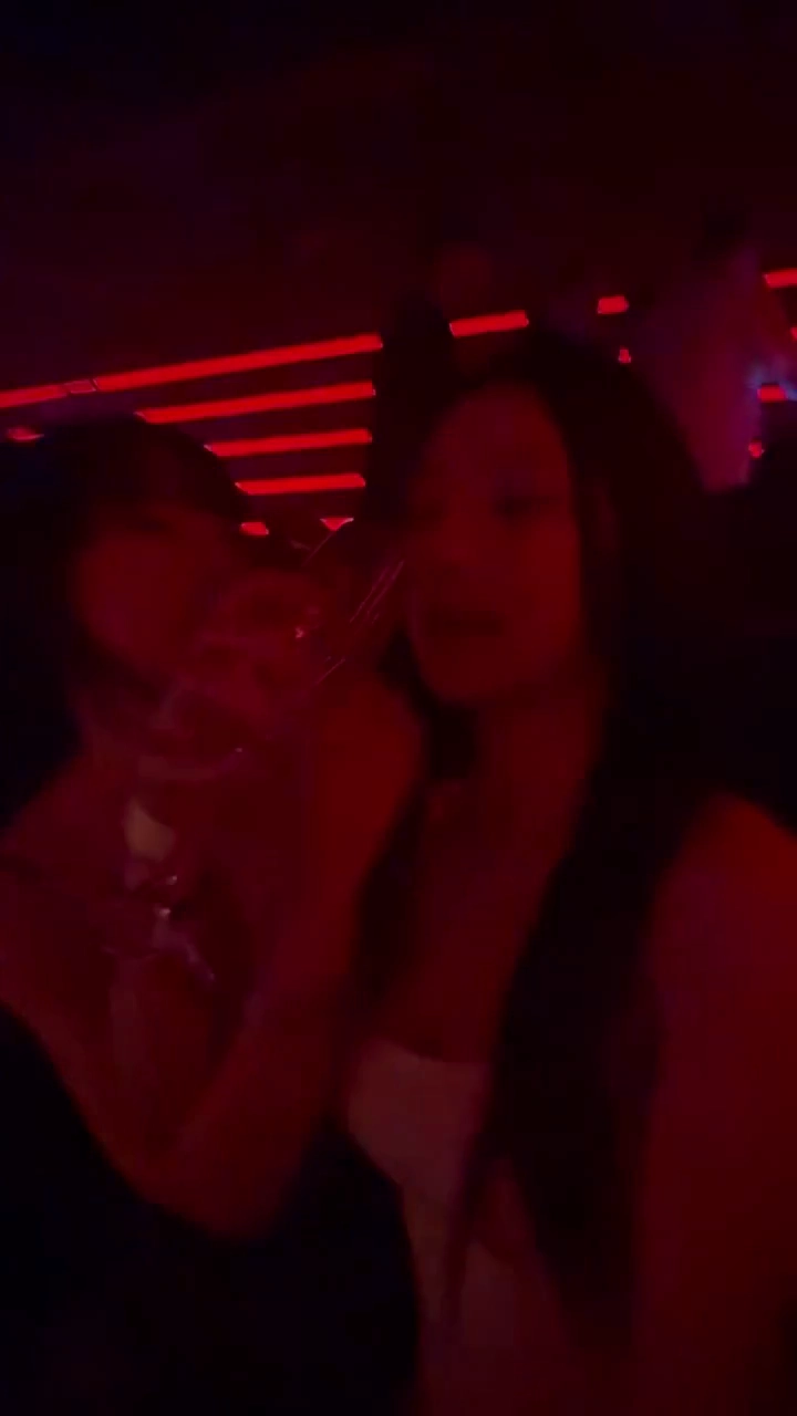 클럽에서 포착된 레즈물 찍은 강인경 키스 영상