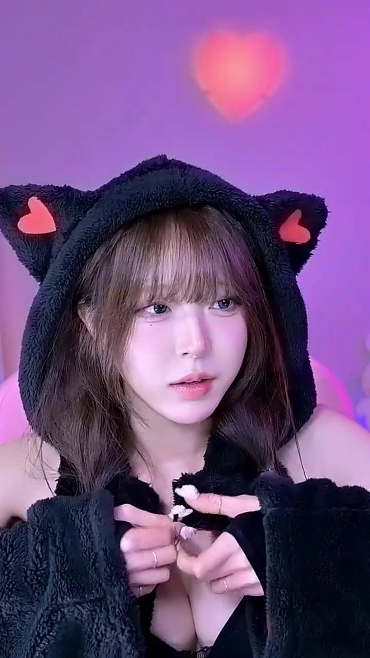 리액션하다 더워서 겉옷 여는 갓리타 미드 노출