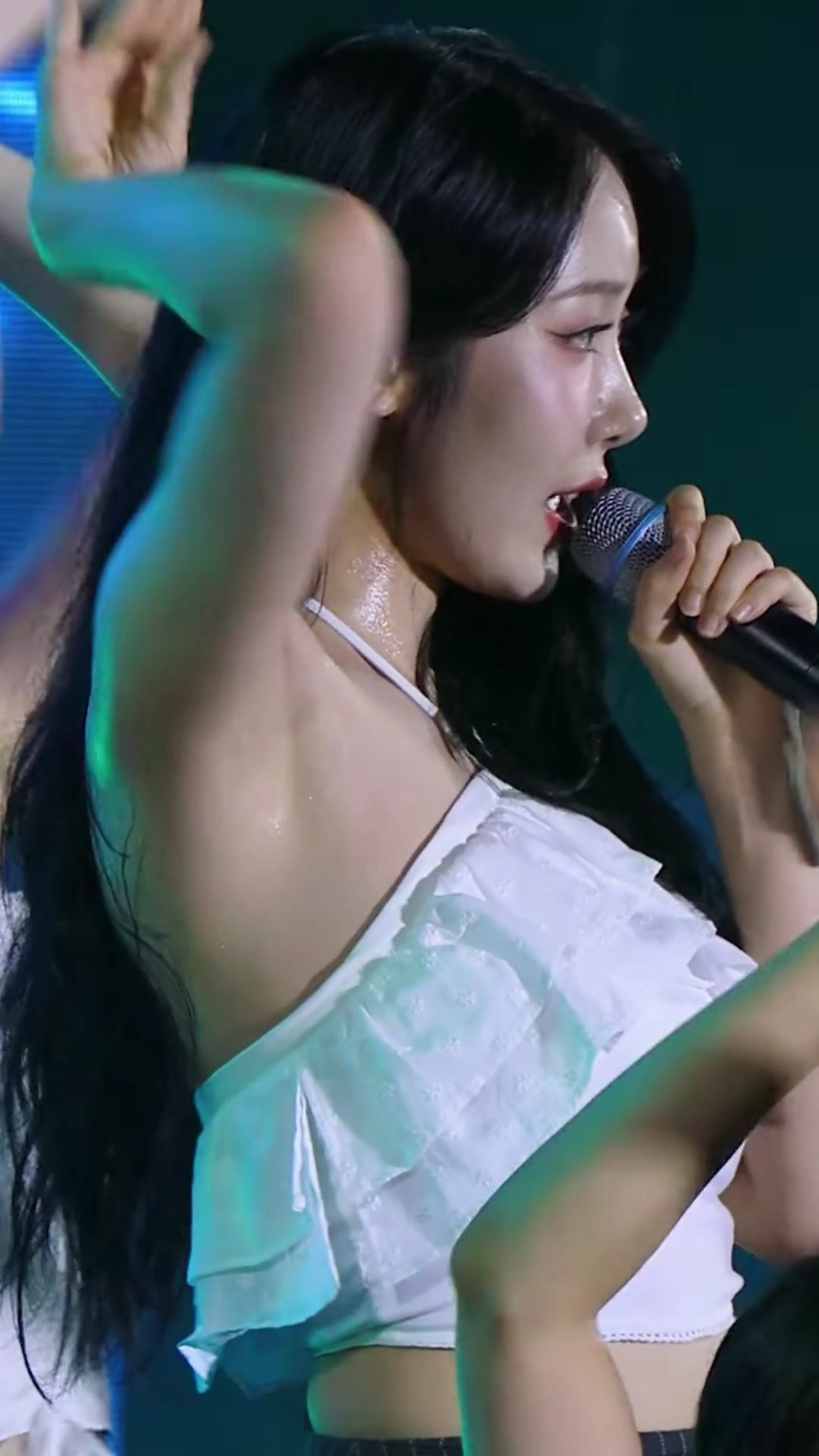 홀터넥 의상 비비지 신비 겨땀 클로즈업 초고화질