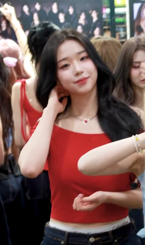 트리플에스김채연 미드 실루엣 드러난 착장 남초 직격