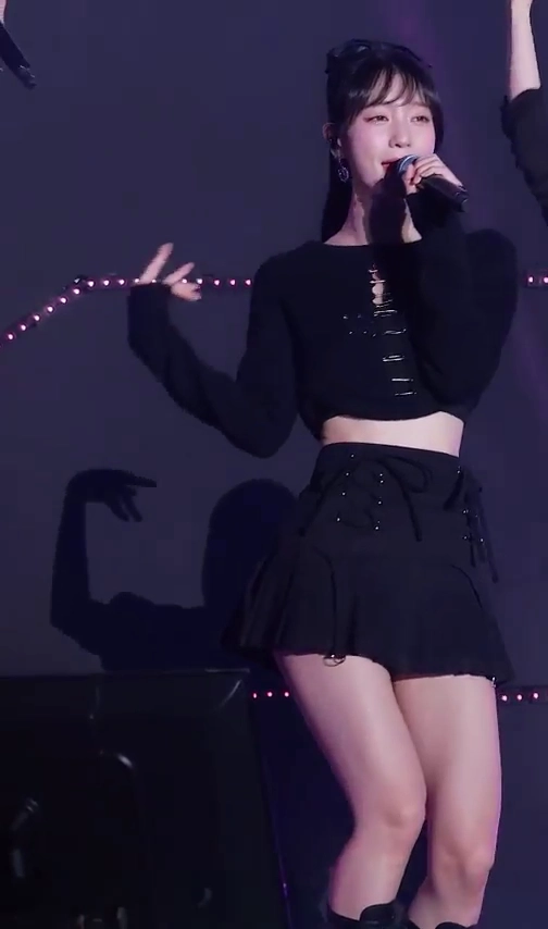 오마이걸 유빈 엉밑살 드러난 검정 주름치마 턴 직캠에 팬들 술렁