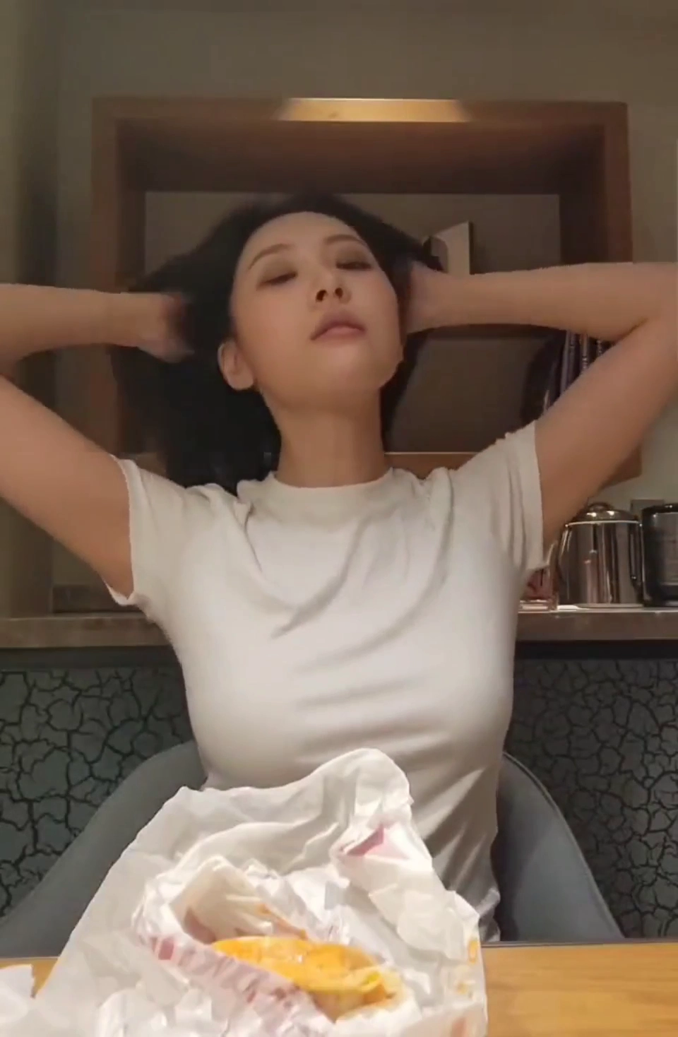 선미 옆슴 묵직하게 잡힌 움짤 머리 넘기며 드러난 각도 화제
