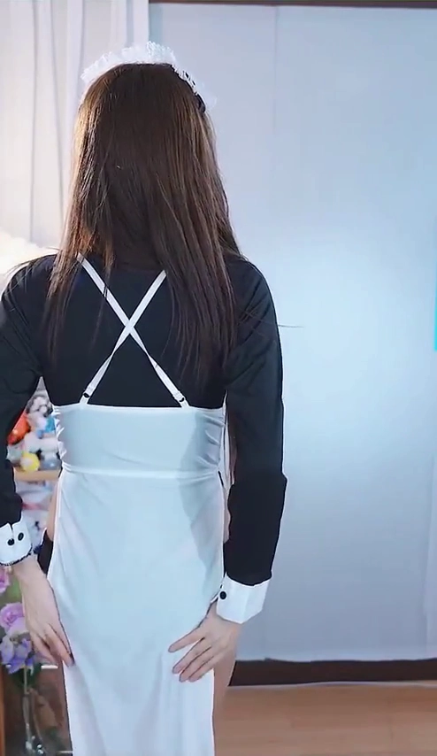 수련수련 가슴골 강조한 메이드녀 착장