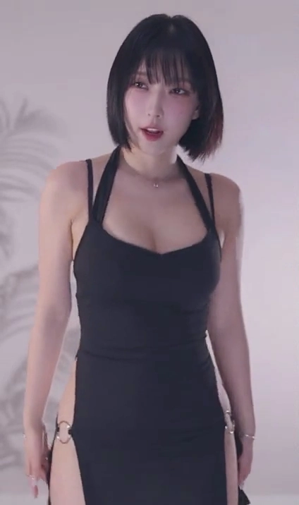 이지각 윗슴 떨림 제대로 담긴 옆트임 원피스 착샷