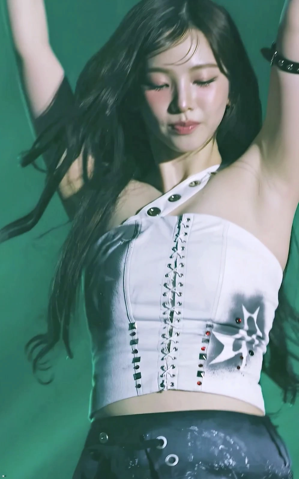 카리나 야드랑이 실루엣 잡힌 두팔 포즈