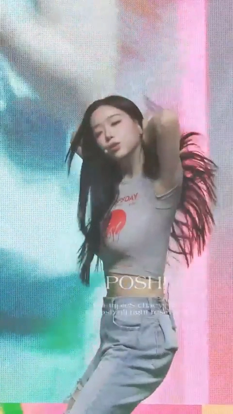 김채연 미드 드러나는 크롭티 팬사 현장 직캠 화제