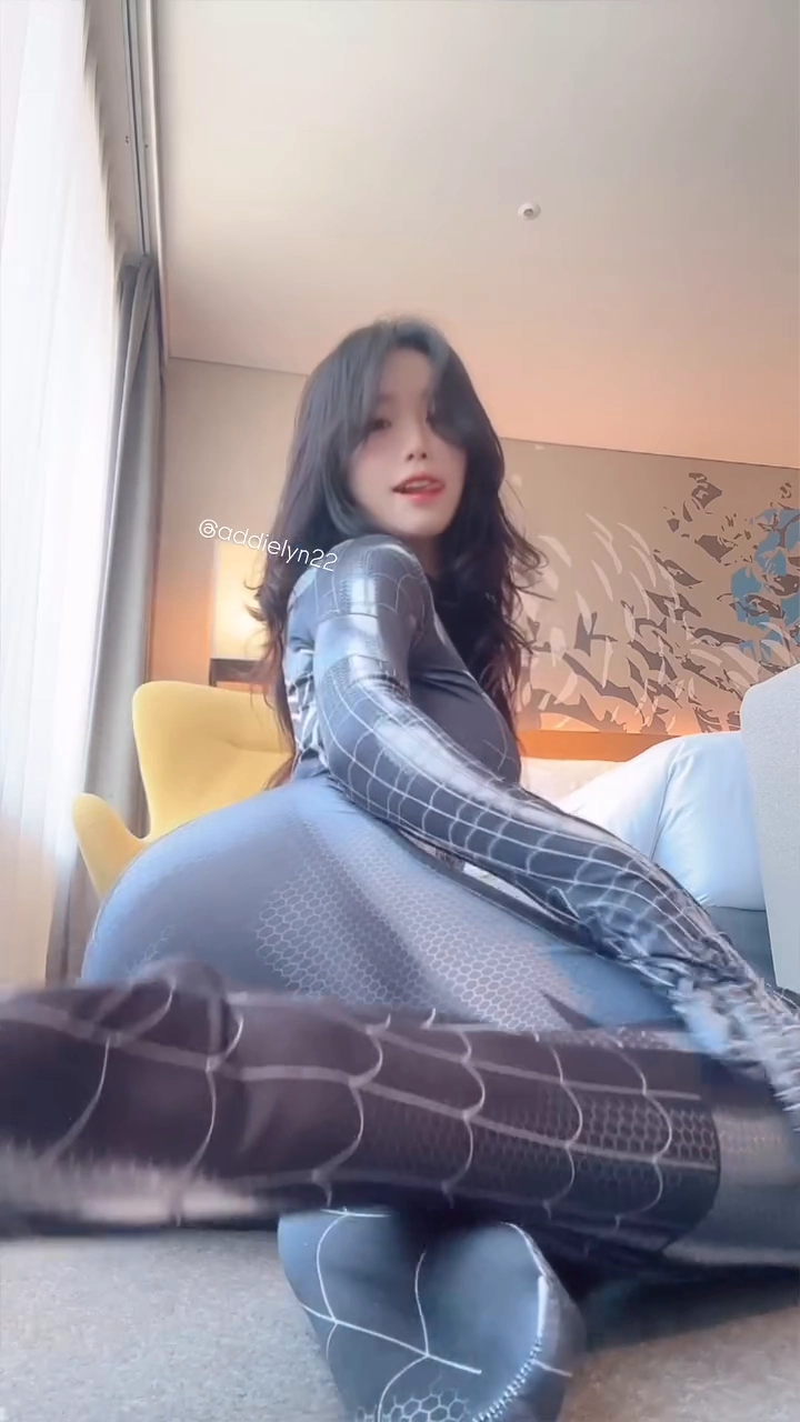 에디린 야벅지 터질 듯한 스파이더우먼 코스프레