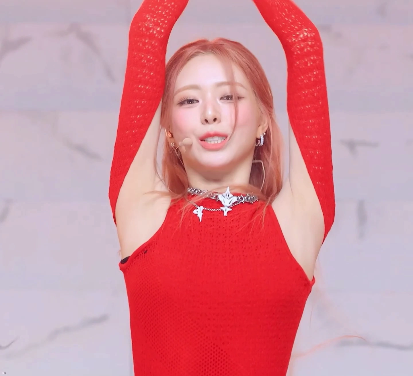 ITZY 유나 야드랑이 드러난 볼레로 착샷 시선 고정