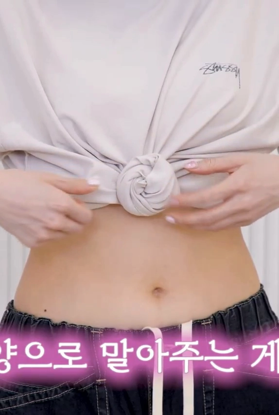 츄 야꼽 흰티 말아올리며 드러낸 개미허리 라인