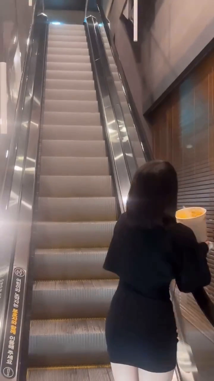 명아츄 야벅지 타이트한 착장으로 영화관 나들이