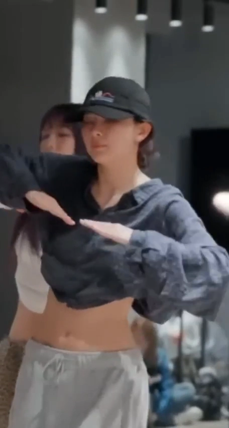 슬기 야꼽 부각 안무 연습 영상에서 터진 골반 실루엣에 시선 집중