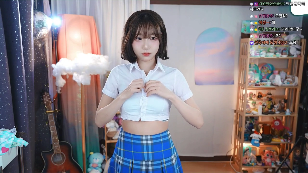 수련수련 가슴골 그대로 노출된 브라 착샷 셔츠 벗자마자 박제