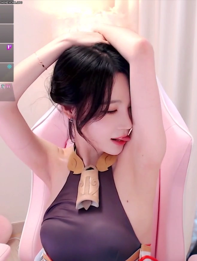 연나비 겨드랑이 홀터넥 입고 본인이 직접 혀 대는 순간포착