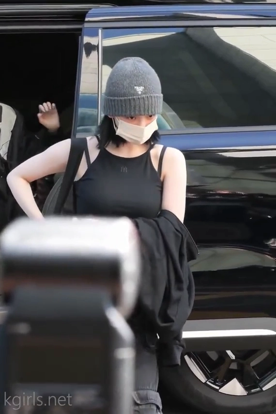 에스파 카리나 미드 출근길에 브라끈 삐져나온 묵직한 각도