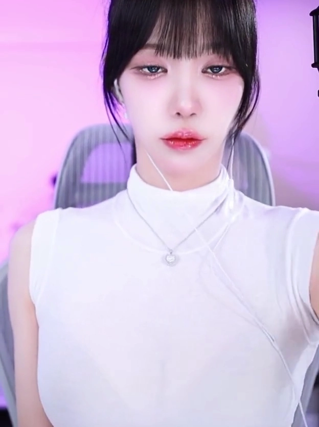 겨우디 슴골 살짝 가린다고 숨겨질 틈새가 아닌데