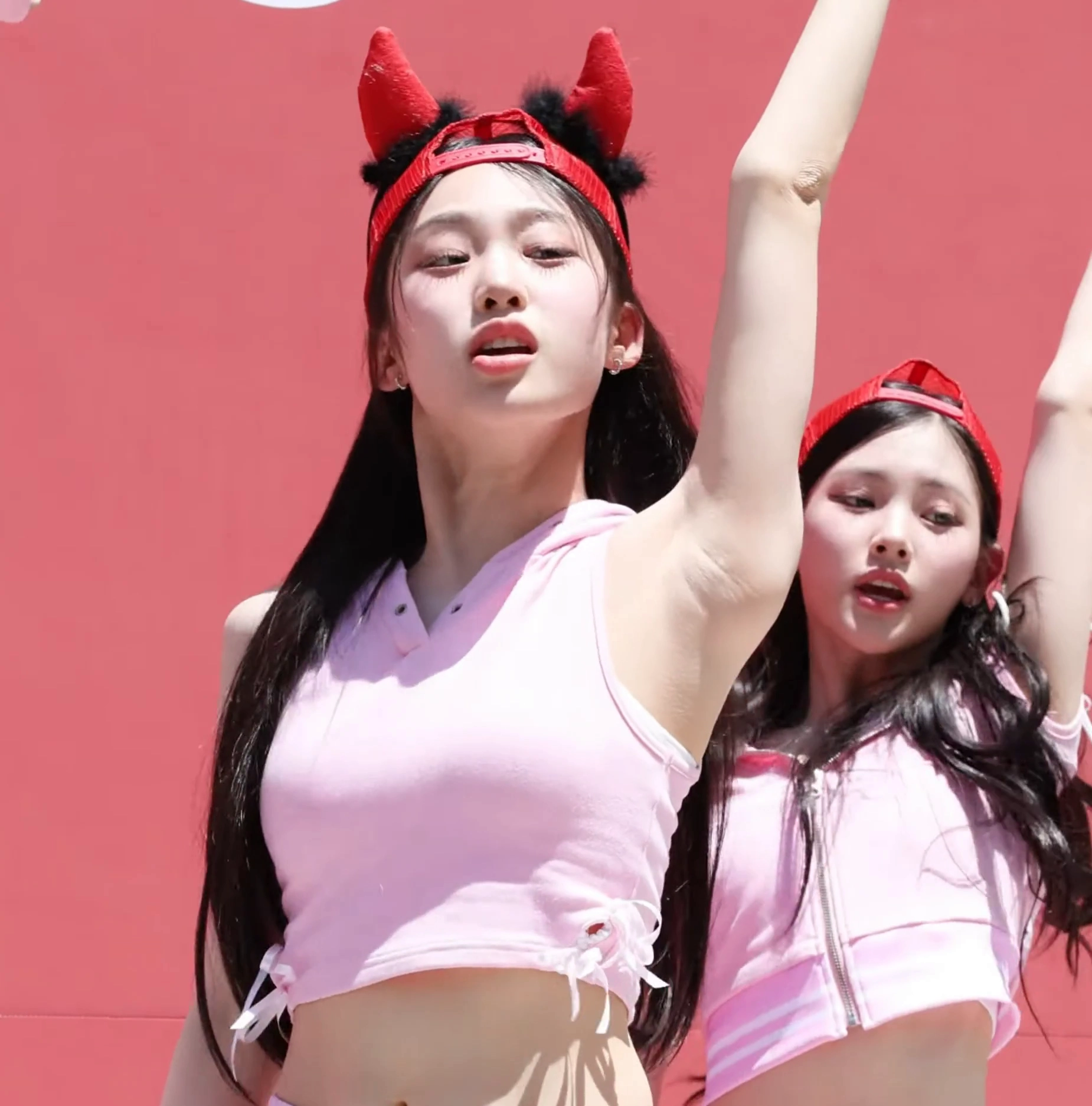베이비돈크라이 베니 겨드랑이 올리자 깊게 접힌 주름