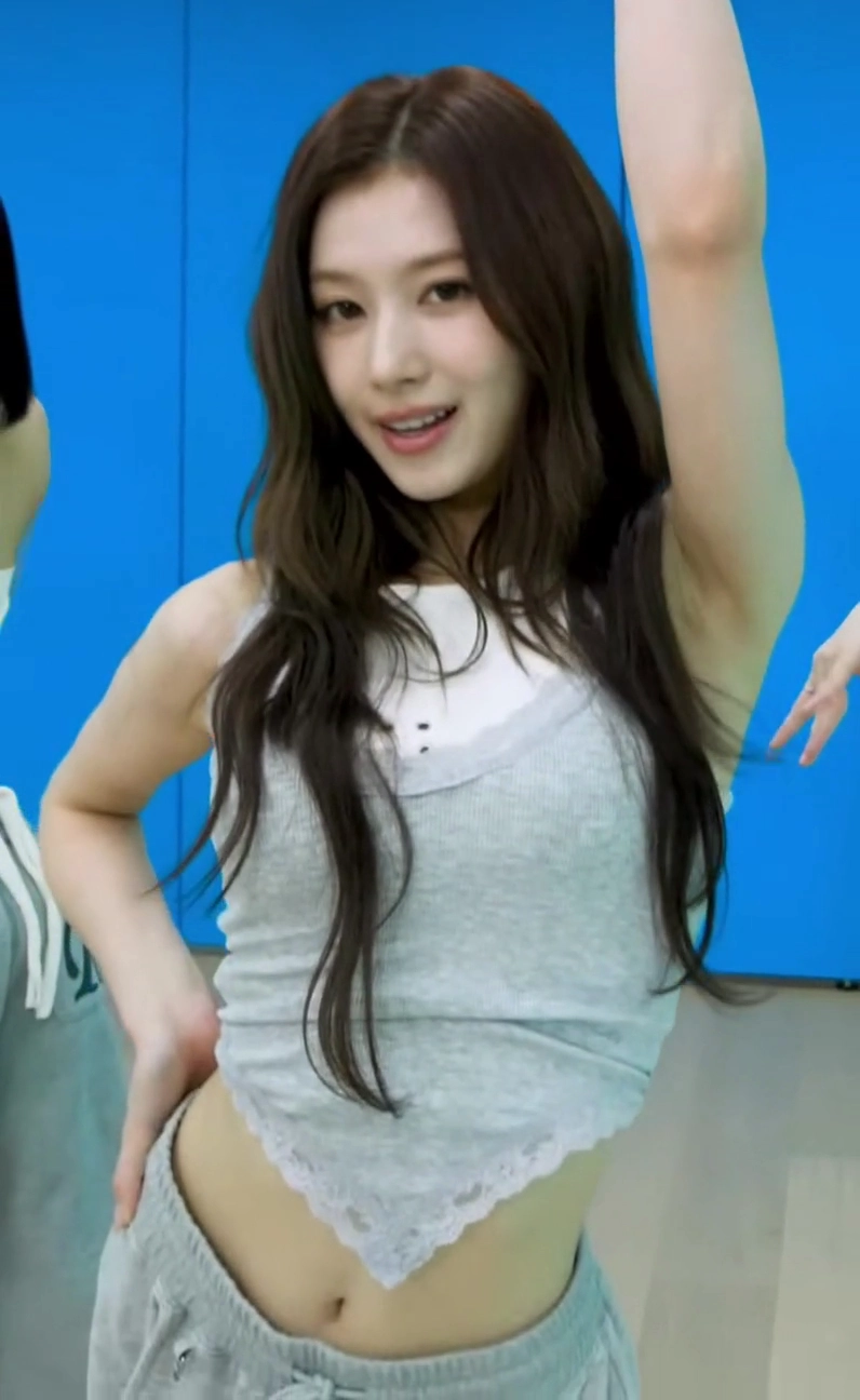 트와이스 사나 움푹겨 드러난 야드랑이 절로가는 시선